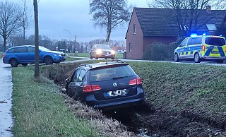 Auf der Tatenhausener Straße in Richtung Künsebeck rutschte am Mittwochmorgen (8. Januar) ein VW Passat in den Straßengraben. - Marc Uthmann