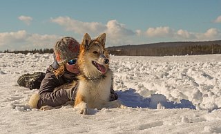 Katharina in ihrem Element: Sie liebt den nordischen Winter und das Spielen und Arbeiten mit ihren Alaskan Huskies. - Johanna Frielingsdorf