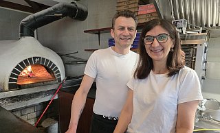 Michela Caliandro und Lebensgefährte Krunoslav Karalic wollen noch bis zum Ende des Jahres für ihre Gäste in der Pizzeria Alfano da sein, bevor sie sich in die lang ersehnte Auszeit verabschieden. - Silke Derkum-Homburg