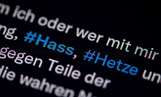 Die Zahlen von Hass und Hetze im Netz steigen laut Polizei und Experten andauernd. - Fabian Sommer/dpa