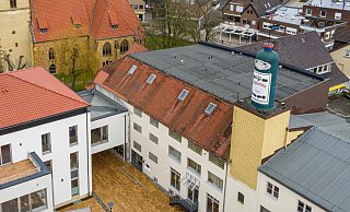 Seit 1946/47 steht die grüne Steinhäger-Kruke auf dem Dach des Schlichte-Carrees. Jetzt wird sie gegen eine neue ausgetauscht. - Ulrich Fälker