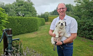 Bürgermeister Thomas Tappe (54) nutzt gerne seine knappe Freizeit, um mit dem Vier-Rassen-Mix Johannes (11) über die Hörster Feuchtwiesen oder umliegende Wege zu spazieren. - Uwe Pollmeier