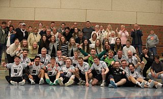 Die Verbandsliga-Handballer der HSG Werther/Borgholzhausen feiern nach dem beeindruckenden 34:24 in Oberlübbe mit ihren Fans den Aufstieg in die Oberliga. - Nadine Hoppmann
