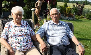 Ilse und Reinhold Micheel feiern heute ihren 65. Hochzeitstag. Die beiden Versmolder fühlen sich besonders im Garten in ihrem Loxtener Eigenheim wohl. - Rita Sprick