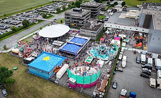 Kirmes-Meile neben den Büro- und Produktionsgebäuden: Stockmeyer hat sein Gelände in Versmolds Nachbarschaft wieder in ein Volksfest verwandelt. - Stockmeyer