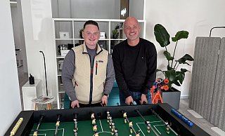 Teamplayer machen gemeinsame Sache: Waldemar Jäger (l.), Inhaber der "One CliQ Media Versmold", und Jan Bentfeld mit seiner Marketingberatung ergänzen sich mit ihren jeweiligen Leistungen bestens. - Tasja Klusmeyer