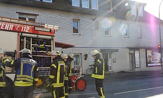 Starke Rauchentwicklung in dem Wohn- und Geschäftshaus an der Ampelkreuzung rief am Samstagnachmittag die Feuerwehr auf den Plan. - Tasja Klusmeyer, HK