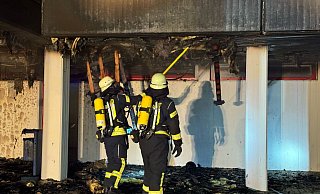 Gegen Mitternacht eilten die Feuerwehrleute aus Versmold zum brennenden Gymnasium. Mit vereinten Kräften wurde Brand gelöscht. Der Schaden ist groß. - Paul Brinkmann