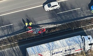 Luft-Perspektive: Der Ferrari verkeilte sich bei dem Unfall auf der A33 im Kreis Gütersloh in der Leitplanke. - Paul Brinkmann