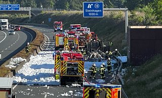 Um den Brand auf der A33 in Steinhagen zu löschen, musste die Feuerwehr Löschschaum einsetzen. Die Straße musste in der Nacht erneuert werden. - privat