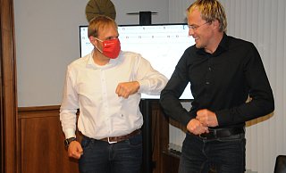 Coronagruß: Veith Lemmen (l.) und Johanes Decius am Wahlabend - Claus Meyer