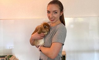 In guten Händen: Die Kaninchen von Anna Ventker haben ausreichend Platz zum Hoppeln – und gekuschelt wird natürlich auch. Foto: Copyright Anna Ventker - Anna Ventker