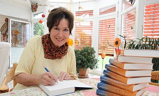 Gila van Delden signiert hier ihr Buch "Ich bin ein Kind der Schöpfung". Insgesamt schrieb die Hörsterin zehn Bücher. - Marc Uthmann