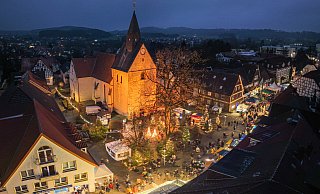 Den Besucherinnen und Besuchern gefiel die Neuausrichtung des Weihnachtsmarktes im Herzen von Borgholzhausen. Beim Adventszauber waren alle Beteiligten ein wenig mehr zusammengerückt. Ein echter Gewinn beim Schlendern über die Flaniermeile, wie sich zeigen sollte. Hier ein Bild aus dem Jahr 2022. - Ulrich Fälker