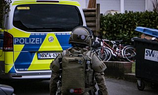Unser Foto enstand bei einem SEK-Einsatz in Herford. Vom konkreten Einsatz in der Steinhagener Luisenstraße existieren keine Pressebilder. - Daniel Salmon