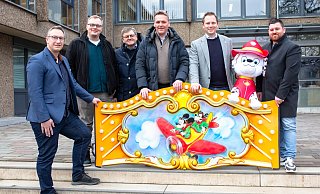 Sven Rabaschus (v. l.), Ruben Cordes, Klaus Rasch, André Schneider, Michael Meyer-Hermann und Patrick Rasch freuen sich auf die Sünne Peider. Auf dem Rathaus-Vorplatz geht es bald los. - Andre Schneider