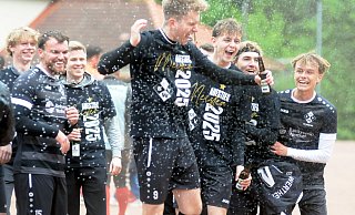 Die Spieler von Fußball-B-Ligist BV Werther feierten den Titelgewinn mit Sekt- und Bierduschen. - Dennis Bleck