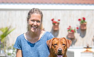 Stefanie Schmidt-Kaehler und ihr Labrador Mojito sind es gewohnt, viele vierbeinige Tages- und Feriengäste zu haben. Zurzeit gehört die große Wiesen ihnen fast alleine. - Fifficats