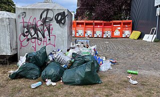 Vermüllter Containerstandort: Illegale Müllentsorgung ist weiterhin ein Problem in Halle. - Stadt Halle