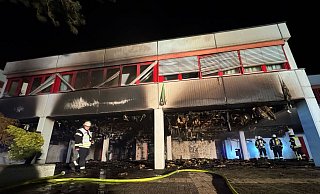 In der Brandnacht richteten Flammen hohen Schaden am Schulgebäude an. Die Polizei weiß inzwischen, wie das Feuer entstanden ist. - Paul Brinkmann