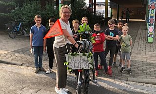 Ute Schwab spendierte am letzten Schultag allen Kindern der Grundschule Gartnisch ein Eis. - Grundschule Gartnisch
