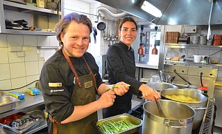 Während Chefkoch Denis Mann grünen Spargel schält, rührt seine Frau Sabrina Schüler eine Champignonrahmsoße an. - Ekkehard Hufendiek