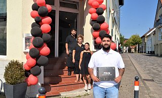 Göksu Özturk führt den Gastronomiebetrieb an der Kaiserstraße 7 im Zentrum Borgholzhausens weiter. Der 22-Jährige leitet am Standort des ehemaligen "Liban" jetzt das türkische Restaurant "Pium". Özturks Vater Bayran, seine Mutter Islim und seine Schwester Cansu Familie unterstützen ihn bei seinem ersten Schritt in die Selbstständigkeit. - Ekkehard Hufendiek