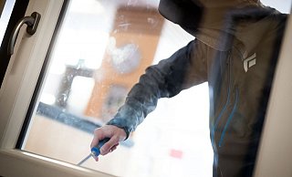 Die Einbrecher gelangten durch ein Fenster in die Wohnräume und durchsuchten diese anschließend nach Wertgegenständen. - Symbolbild: Pixabay