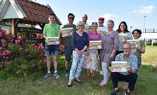 Tom Wollschläger (v. l.), Benjamin Koepsell, Elke Feldhaus, Torsten Goldbecker, Martina Laker, Andreas Schäper, Nicole Draak, Ronja Oberluggauer, Carmela Michalek und Wolfgang Glahe (sitzend) setzen sich für einen Tante Enso-Supermarkt in Hörste ein. - Birgit Nolte