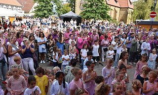 Das Heidefest lockt die Menschen vor die Bühne, die jetzt immer auf dem Kirchplatz neben der Gemeindebibliothek aufgebaut wird. - Birgit Nolte