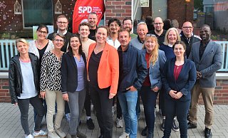 Für den Rat der Stadt Halle kandidieren Nicole Wiese (v.l., Wahlbezirk 17), Sonja Wolff (Wb 7), Anke Ruprecht (Wb 11), Daniel Kühnpast (Wb 12), Sandra Mecklenburg (Wb 9), Max Brenker (Wb 19), Marco Hülsmann (Wb 15), Edda Sommer (Wb 10), Shayan Rasouli (Wb 1), Christian Sommer (Wb 2), Daniel Paul (Wb 8), Jörg Witteborg (Wb 5), Claudia Lantzke (Wb 4), Michael Müller (Wb 3), Ulrike Niemeier (Wb 13), Nina Boidol ( Wb 16), Kai Picker (Wb 18) und Kamal Madougou-Zongo (Wb 6). Es fehlt Diane Hagemann (Wb 14). - Ekkehard Hufendiek