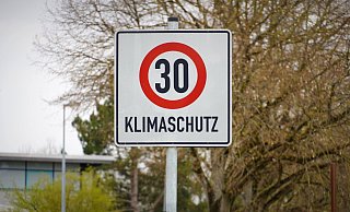 Pauschal Tempo 30 für den Klimaschutz und lebenswertere Städte? Das ist umstritten. Trotzdem setzt sich Steinhagens Politik dafür ein. - Symbolbild: Felix Müller (Pixabay)