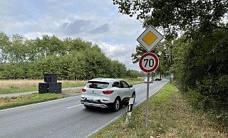 Blitzer Klaus steht zurzeit an der Versmolder Straße ausgangs der Kurve Richtung Hörste. Kurz vorher steht das Tempo-70-Schild. - Tasja Klusmeyer, HK