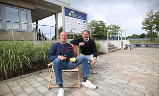 Jan Bentfeld (links) und Karsten Wolf freuen sich auf die Reinert Open. Sie hoffen, auch dank des umfassenden Rahmenprogramms, auf viele Tennisfreunde und solche, die es werden wollen. - Andre Schneider