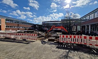 Auf dem Schulhof der Gesamtschule wird in den Osterferien zwecks Umgestaltung kräftig gebuddelt. - Uwe Pollmeier