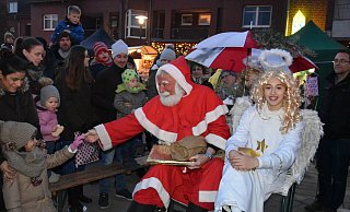 Der Nikolaus schaut in diesem Jahr leider nicht mit den Christkindern auf dem Weihnachtsmarkt vorbei. Zu groß ist die Sorge, dass bei ihrem Auftritt die Sicherheitsabstände im Publikum nicht eingehalten werden. - Birgit Nolte