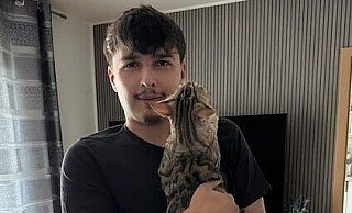 Alex Neufeld, Mitarbeiter des städtischen Bauhofs, hat die am 2. Juni am Wanderparkplatz in Tatenhausen ausgesetzte Katzenmutter und ihre zwei Babys aufgenommen. - Alex Neufeld