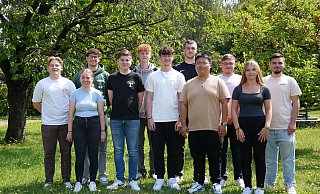 Noah Bestmann (v.l.), Pia Seidel, Gabriel Uffmann, Mika Harder, Fynn Nowak, Pasquale Bressem, Alexander Steinke, Hoang Tung Tom Vu, Max Zimmerling, Noemi Zeiser und Michael Mostovoj haben ihre Ausbildung bei TFB begonnen. - The Family Butchers