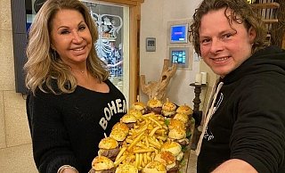 Carmen Geiss war von den Mini-Burgern des Steinhagener Kochs Denis Mann ganz begeistert. - Andreas Belzek