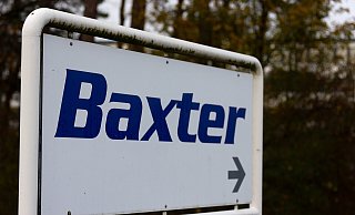 Baxter-Hinweisschild für das Werk in Halle. - picture alliance / Fotostand