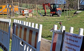 Mitarbeiter des Bauhofs tauschen den Spielsand auf dem Spielplatz Amshausener Weg aus. - Uwe Pollmeier