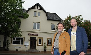 Wietes Wirtshaus hat einen neuen Pächter: Frank Goretzki (l.) hat die Kultkneipe von Lars Wiete übernommen und steckt mitten in den Planungen für den Neustart. - Anja Hanneforth, HK