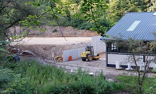 Der Reitplatz und die genutzten Betonelemente sind unzulässig und nicht genehmigt, stellt der Kreis Gütersloh fest. - BUND