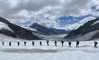 Mit Steigeisen unter den Füßen und durch ein Seil miteinander verbunden macht sich die Gruppe auf den Weg. Die zweitägige Tour über den Aletschgletscher kann im Internet gebucht werden. Muskelkater und unbezahlbare Ausblicke inklusive. - Anja Runge