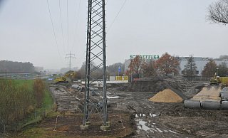 Nördlich der Autobahn haben die Bauarbeiten begonnen. Im Hintergrund ist das Steinhagener Schaeffler-Werk zu sehen. - Frank Jasper