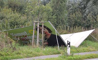 Sogar das Großplakat der Grünen war der Zerstörungswut nicht gewachsen. In der Nacht zu Montag wurde es beschmiert und umgerissen. - Andreas Großpietsch