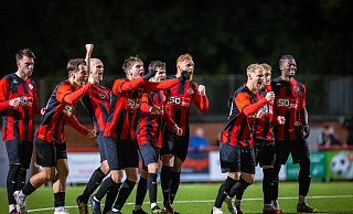 Die Erleichterung steht den Fußballern vom SC Peckeloh ins Gesicht geschrieben. Im Achtelfinale des Kreispokals gewinnen sie beim BV Werther mit 5:4 nach Elfmeterschießen. - Nico Seifert