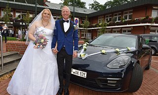Michaela Gärtner und Dennis Hegedis brausten mit einem Porsche ins Eheglück. - Birgit Nolte