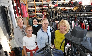 Gisela Sommerstedt (von links), Maria Schütte, Igbal Al-Temimi, Dagmar Landwehr und Andrea Waschbüsch können sich über mangelnde Kleiderspenden nicht beschweren. Künftig beginnt der Verkauf donnerstags bereits um 11 Uhr.  - Frank Jasper