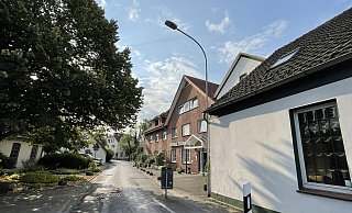 Unter dem Namen "Hotel am Bach" wird die Unterkunft an der Gestermannstraße seit Jahren genutzt. Wie sich das bekannte Areal künftig entwickelt, ist ungewiss. - Tasja Klusmeyer